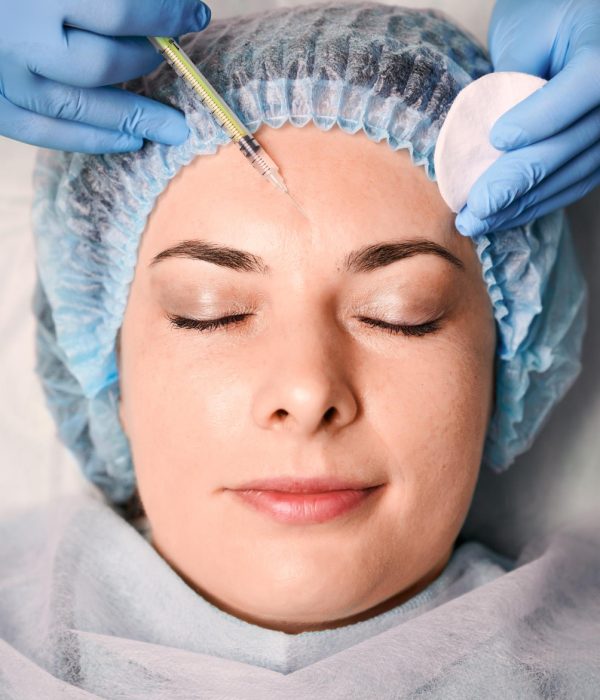 female-client-getting-beauty-injection-at-wellness-center